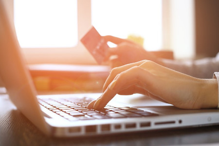 Cards as a Service<br/>
Ausweiskarten sind heute "as a Service" auf Abruf verfügbar - eine<br/> 
effiziente und kostengünstige Alternative zur Inhouse-Produktion

